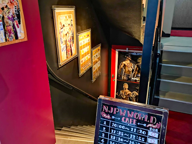 池袋店の階段/新日本プロレスワールドカフェ